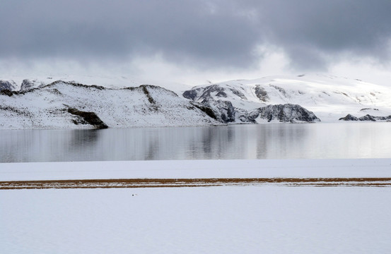 雪山湖泊