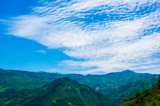 崇山峻岭 浮云