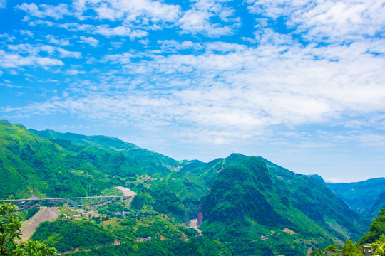 崇山峻岭