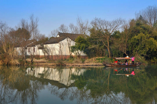 江南民居与小船游客