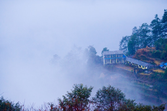 尼泊尔徒步 大雾中的村庄