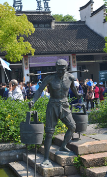 挑水雕塑 乌镇