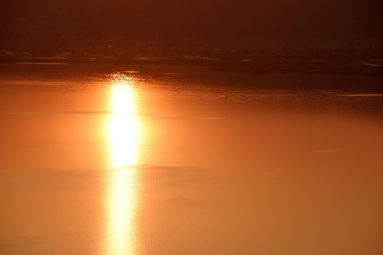 日落 湖面