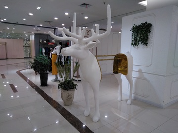 空荡荡的商场店铺
