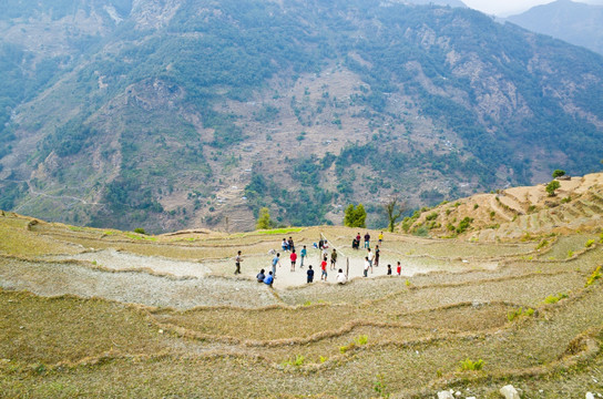 尼泊尔徒步 大山里的球场