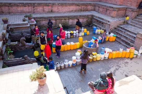 尼泊尔巴德岗街景 水井打水