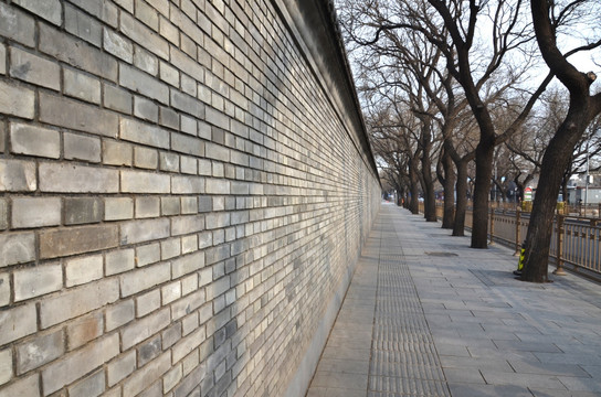 仿古砖墙小道