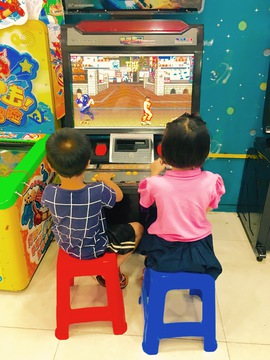 小朋友玩游戏 街机游戏室 