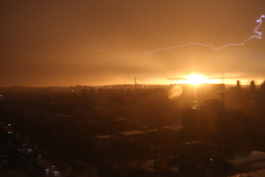 夕阳闪电太阳雨