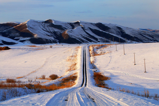 雪原冰雪山路