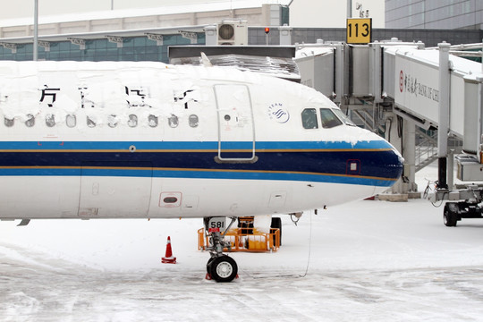 大雪中的机场和飞机