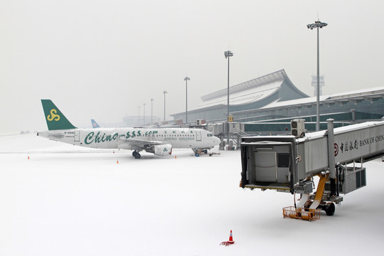 大雪中的机场和飞机