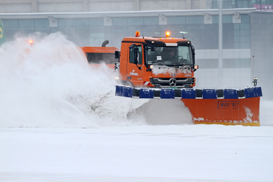 机场扫雪作业 机场除雪