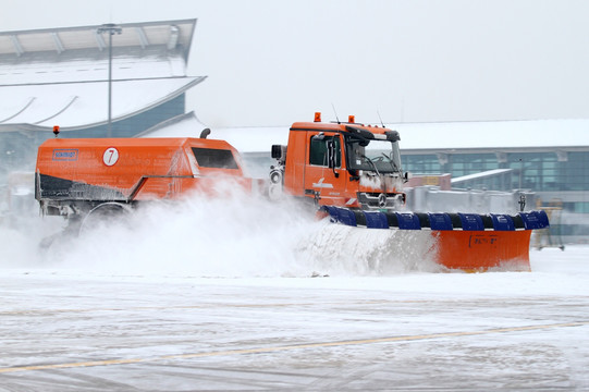 机场扫雪作业 机场除雪