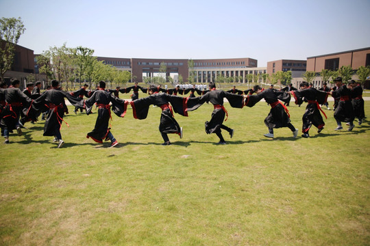 穿汉服庆祝毕业的大学生