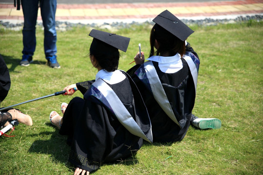 校园穿学士服的大学生