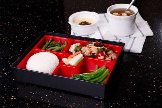 香辣鸡块饭