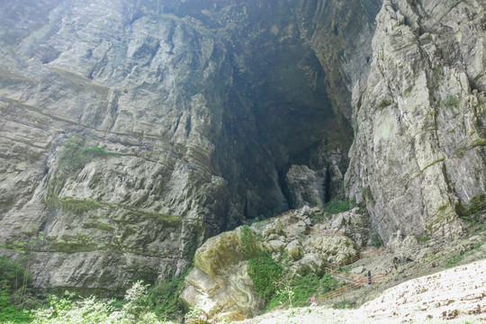 岩石山洞