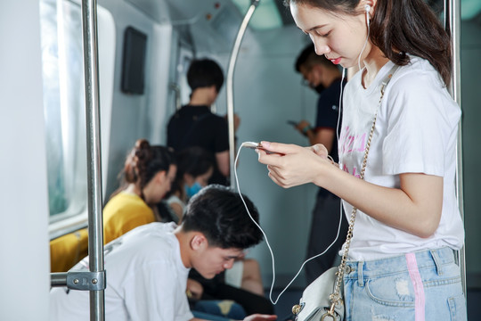 地铁里用手机的女乘客