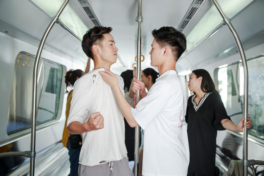 男人在地铁里吵架