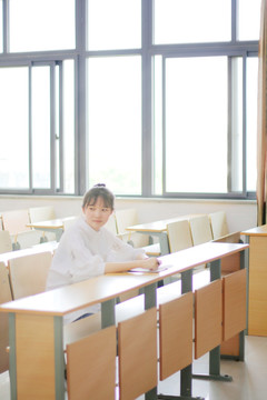 微笑着坐在教室里的女生