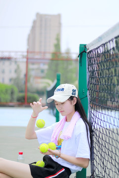 拿着网球的女大学生