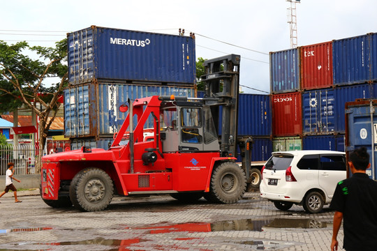印尼港口集装箱码头叉车装卸