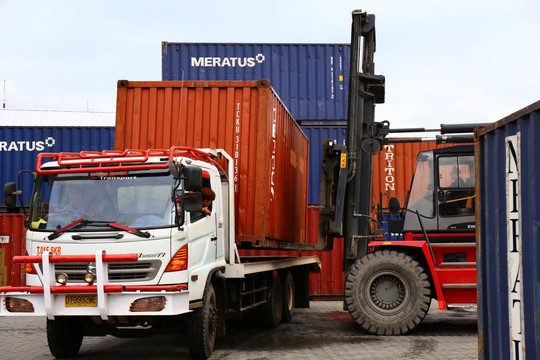 集装箱运输卡车装卸