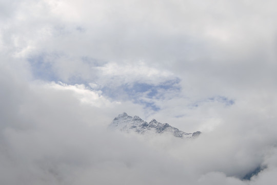 云雾缭绕的高原雪山山峰