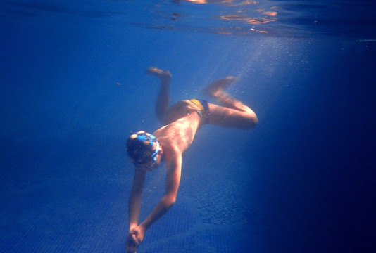 儿童游泳潜水