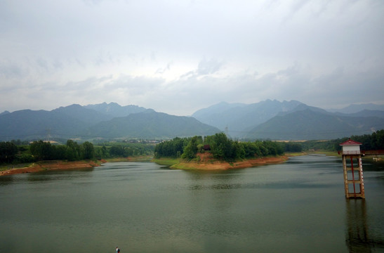 秦岭山下的水库
