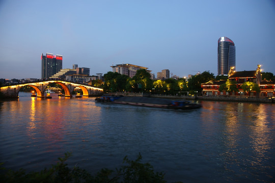 京杭大运河上拱宸桥夜景
