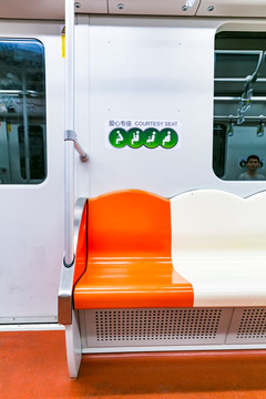上海地铁11号线爱心座椅