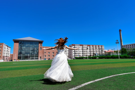 草地上旋转的新娘
