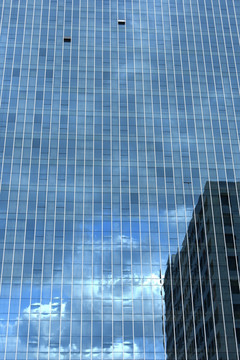 蓝天白云衬映下的大楼玻璃幕墙