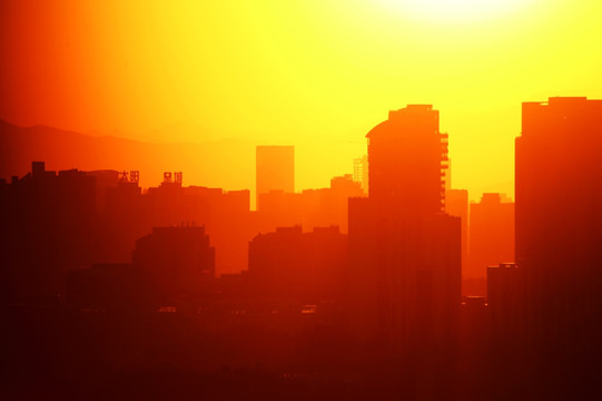 城市夕阳楼房剪影