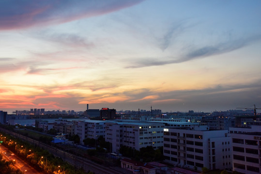 晚霞下的城市