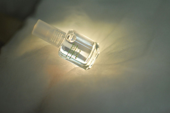 光照透明玻璃瓶的指甲油