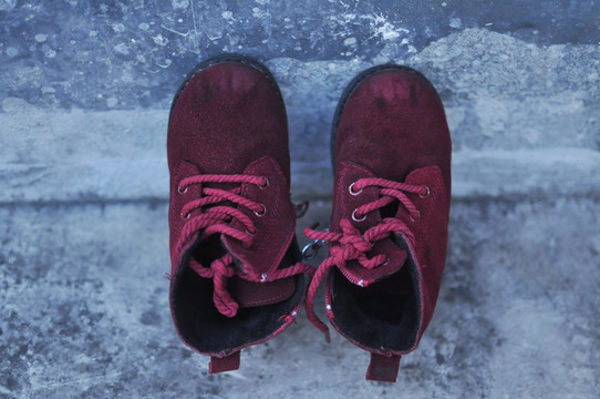 褐红色布鞋