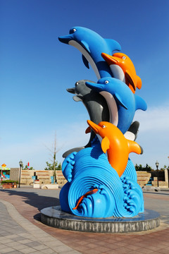 一群海豚雕塑像
