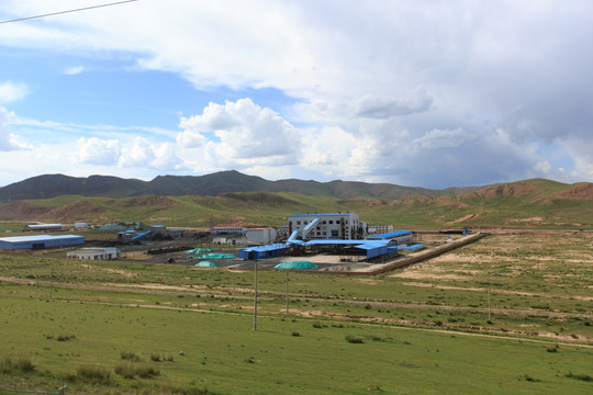 青藏高原 草原 工厂