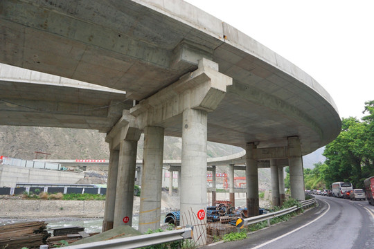 高架桥 建设中的汶马高速公路