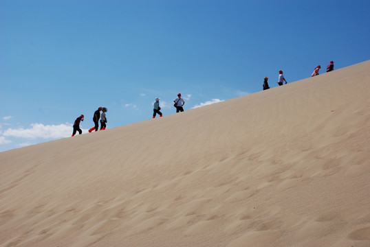 敦煌鸣沙山月牙泉风景区