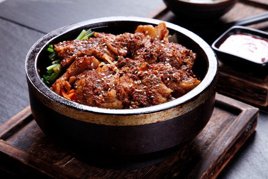 酱肉石锅拌饭