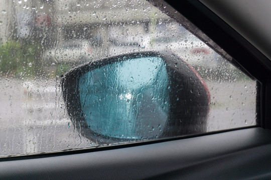 雨天驾驶 后视镜