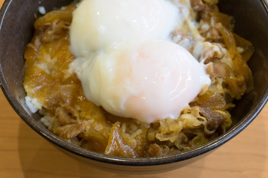 鸡蛋牛肉盖饭