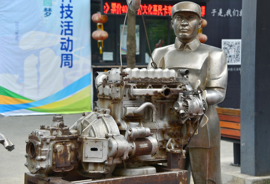 产业工人雕塑 发动机生产