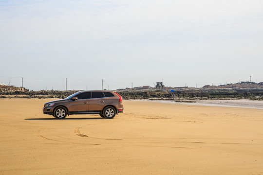 海滩上的汽车