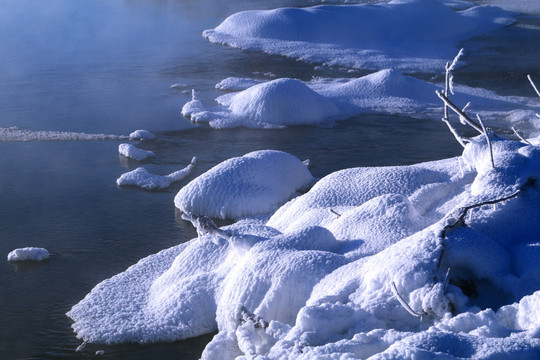 冰封的河流河雪包