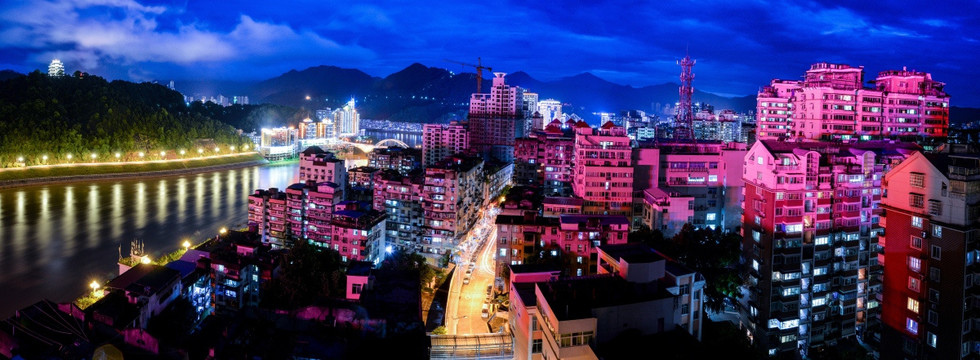 雨后山城夜景